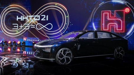 Hon Hai Technology Group (Foxconn) presenta la Model E: è fatta con...