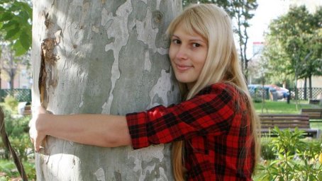 In Islanda si abbracciano gli alberi per sconfiggere lo stress della...