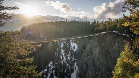Due ponti sospesi uniti da un’altalena a strapiombo in un canyon: ecco dove...