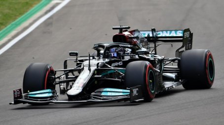 F1, prove libere a Imola: Mercedes imprendibili, incidente per Leclerc