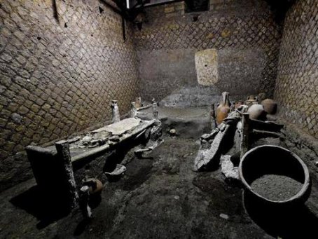 Scavi di Pompei, in una villa patrizia viene alla luce la stanza degli...