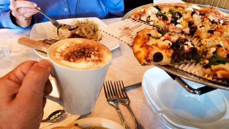 Perché gli stranieri in Italia bevono il cappuccino durante i pasti?