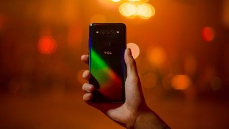 Arriva Plex, il primo smartphone di Tcl - La Stampa