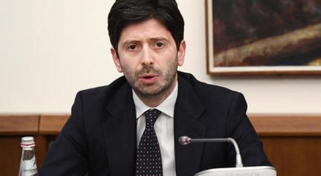 Vaccino Covid-19, Speranza: «Sarà gratuito, prima ad anziani e medici»
