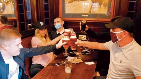L’Europa a due velocità sul virus: Londra va al pub, Barcellona chiude