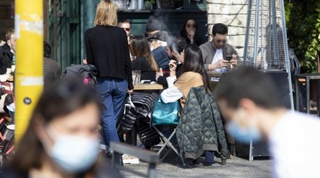 Dal 26 aprile l'Italia riapre: torna la zona gialla, via libera a spettacoli...