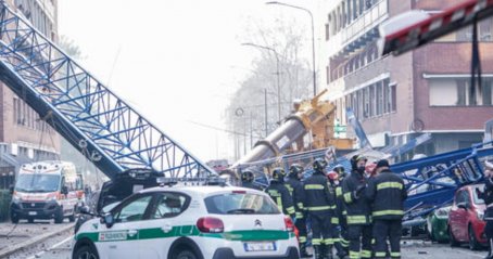 Torino, la gru del cantiere precipita sulla strada: "Morti due operai"