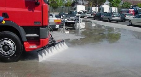Coronavirus, l'Oms: «Disinfettare le strade e i mercati è inutile e...